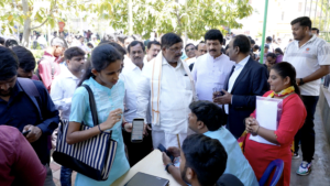 ಉದ್ಯೋಗ ಮೇಳದಲ್ಲಿ ಉದ್ಯೋಗಾರ್ಥಿಗಳು 